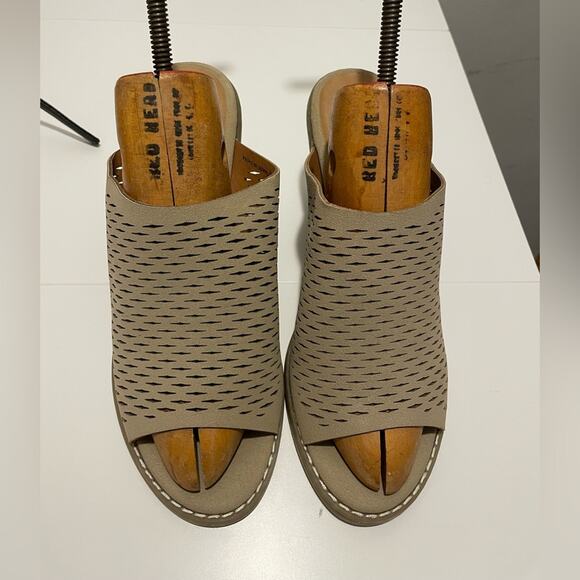 American Eagle Brand Size 8.5 Taupe Colored Slip on Heeled Sandals Suede Like - Picture 2 of 6